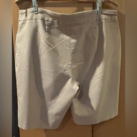 Time and Tru Women's Beige Slip On Shorts. Stretchy, No Zipper or Buttons. - Picture 2 of 3